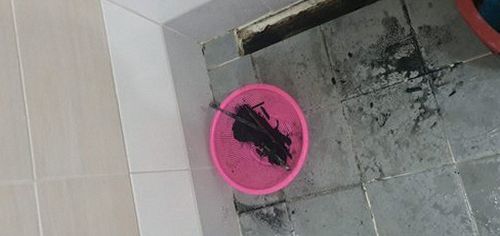 강남구 하수구막힘 작업 후 변기 배수 흐름을 확인하는 장면