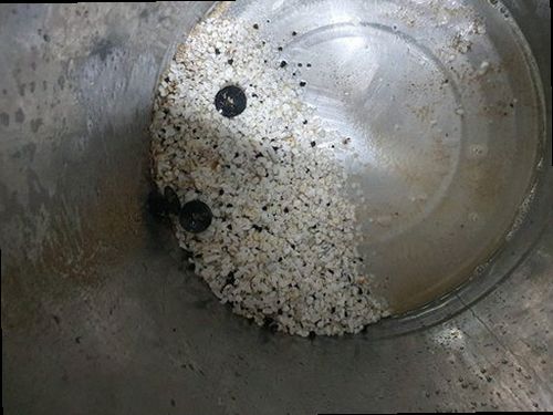 강남구 하수구막힘 배관 내부 이물질을 제거한 뒤 배수 흐름을 확인하는 모습