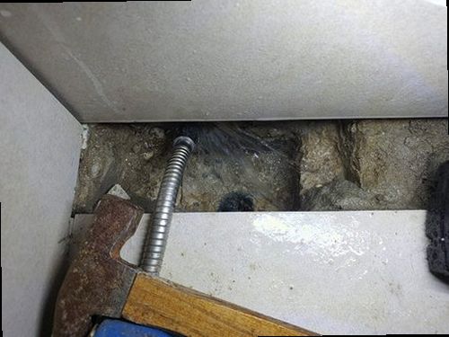 강남구 하수구막힘 배수구 주변과 배관 내부 상태를 확인하는 점검 과정