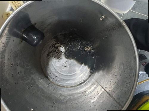 강남구 하수구막힘 조치 후 여러 배수구의 통수 상태와 수위 변화를 비교하는 점검 장면
