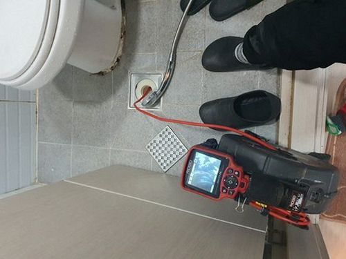 강남구 하수구막힘 카메라 장비로 배관 내부를 확인하는 관로 조사 장면
